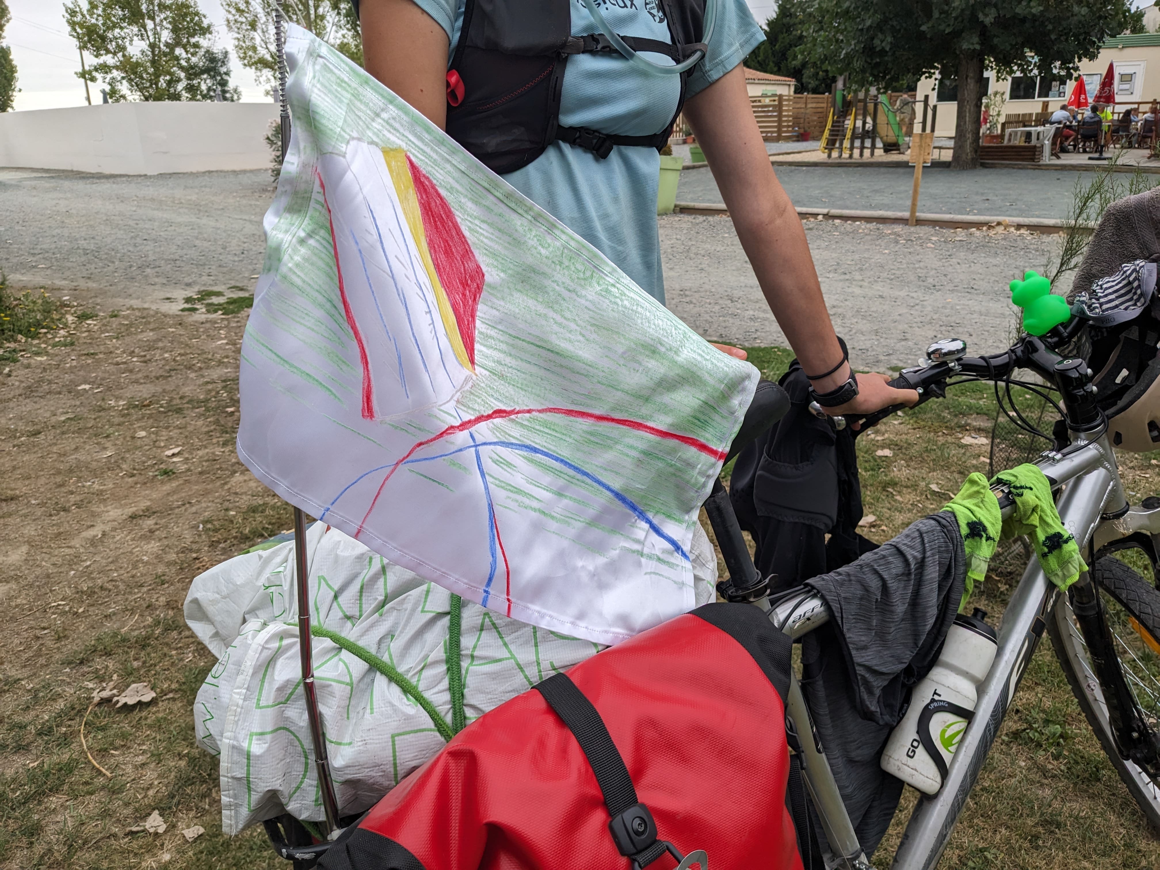 Volte-face, 2023-en cours, drapeaux en tissu, pastel gras, réalisé sur le parcours de la Vélodyssée